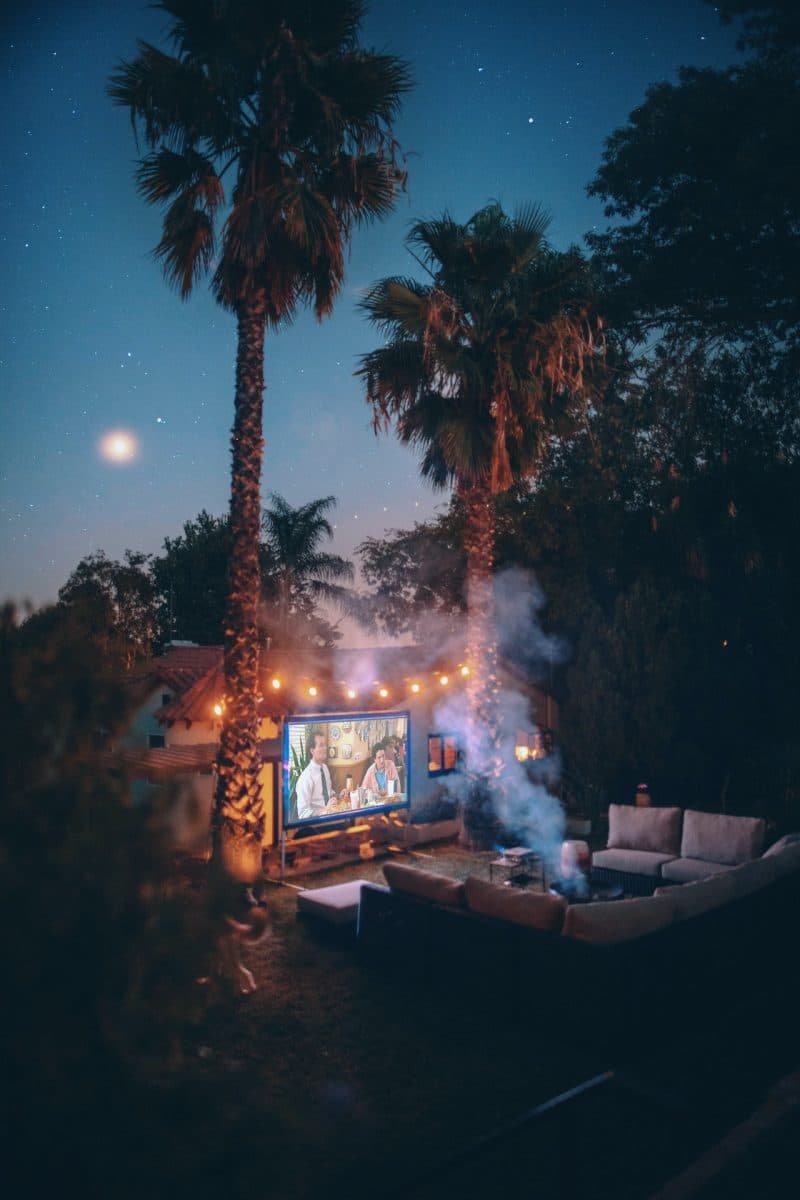 Profiter de l’été en terrasse ou jardin avec une télé exterieure etanche et haute luminosité