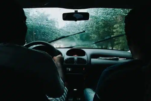 Conduire en toute sécurité sur les routes : les règles essentielles à connaître