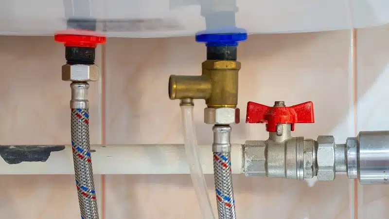Comment retrouver une pression d’eau chaude optimale : solutions et astuces