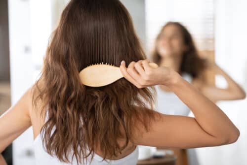 Comment entretenir vos cheveux secs et abimés ?