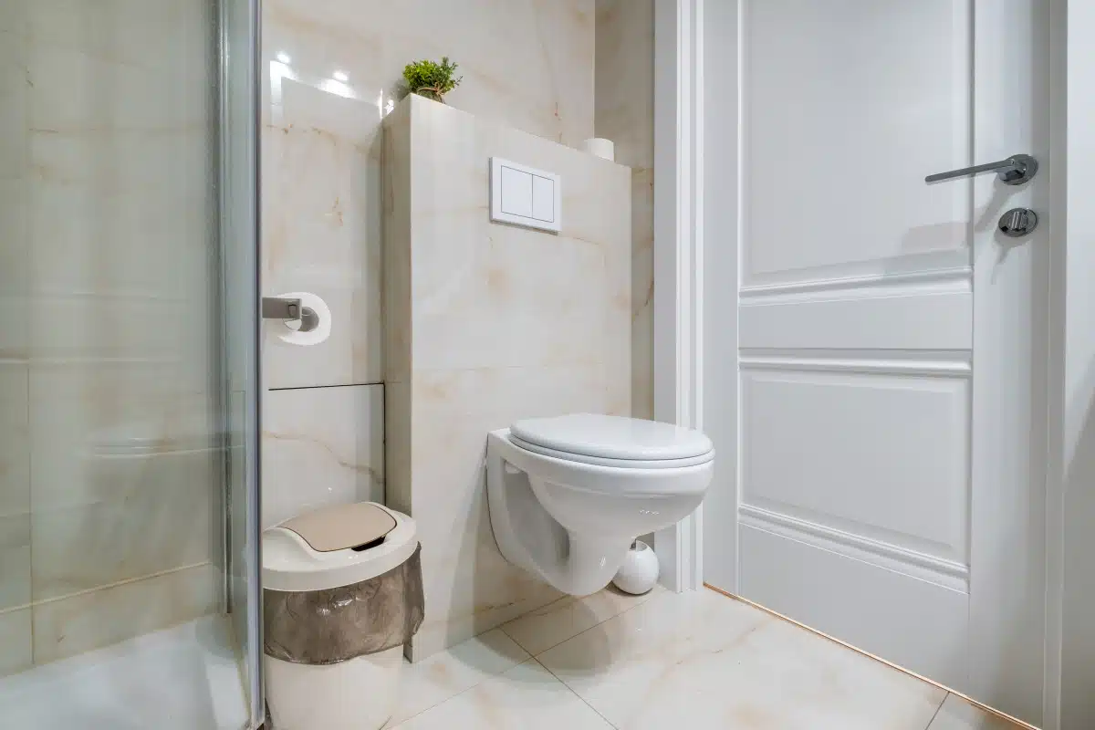 Le sanibroyeur : une solution innovante pour un aménagement de toilettes flexible ?